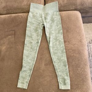 NWOT Green camo seamless gym shark leggings
